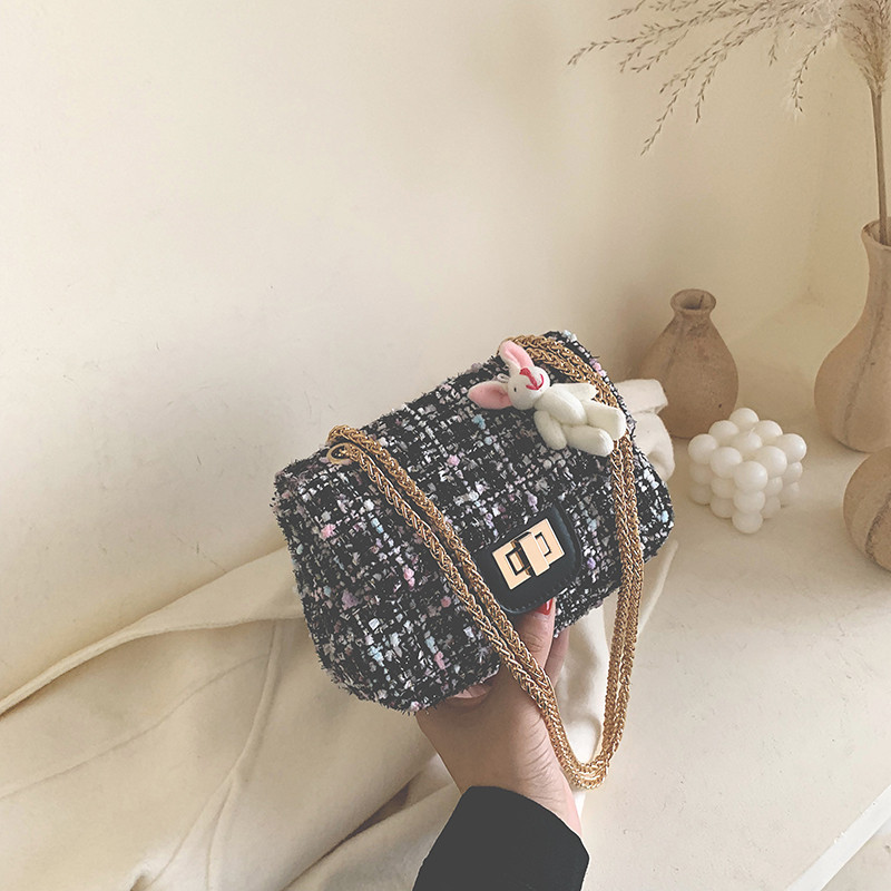 Geanta de dama moderna in doua culori cu lant metalic si element 3D