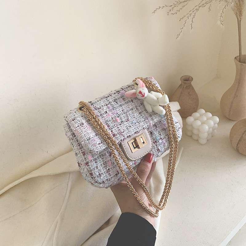 Geanta de dama moderna in doua culori cu lant metalic si element 3D