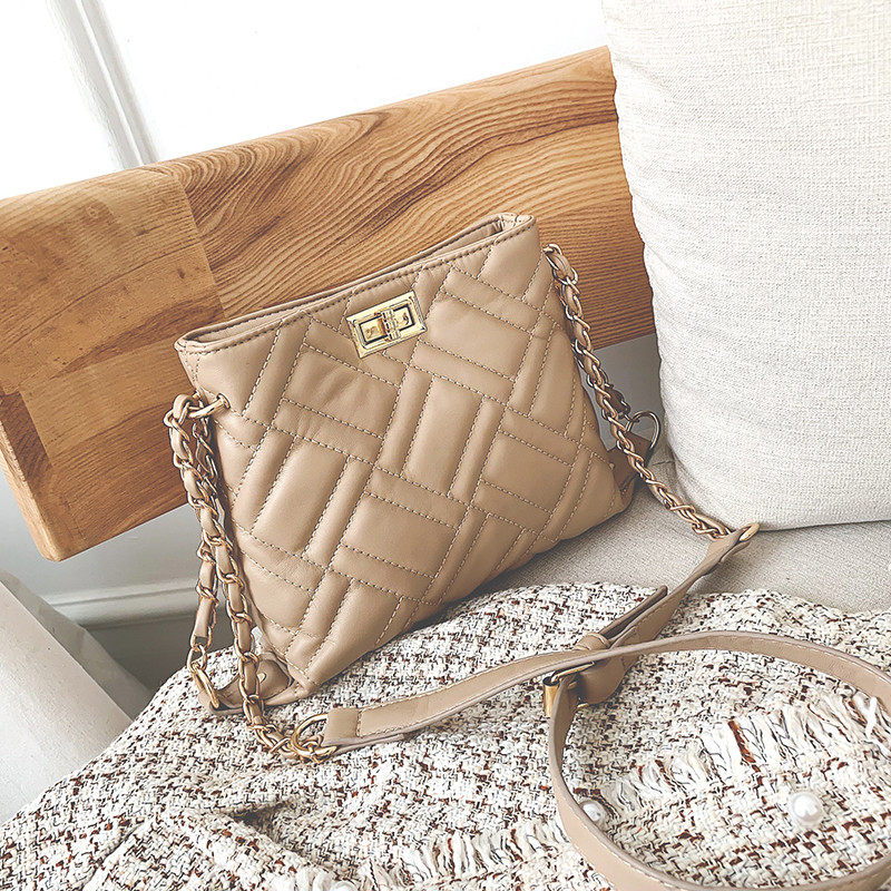 Geanta de dama din piele ecologica si lant metalic in patru culori