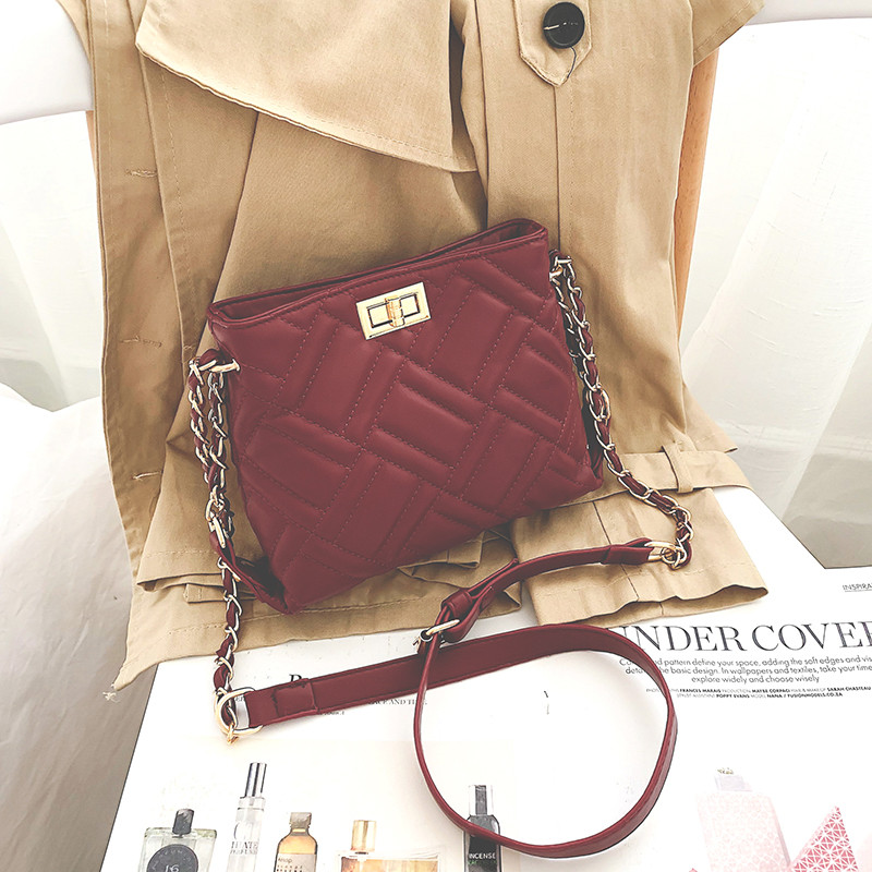 Geanta de dama din piele ecologica si lant metalic in patru culori