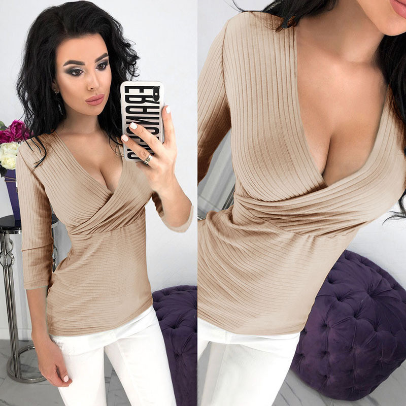 Καθημερινή γυναικεία μπλούζα με βαθύ λαιμόκοψη σε διάφορα χρώματα