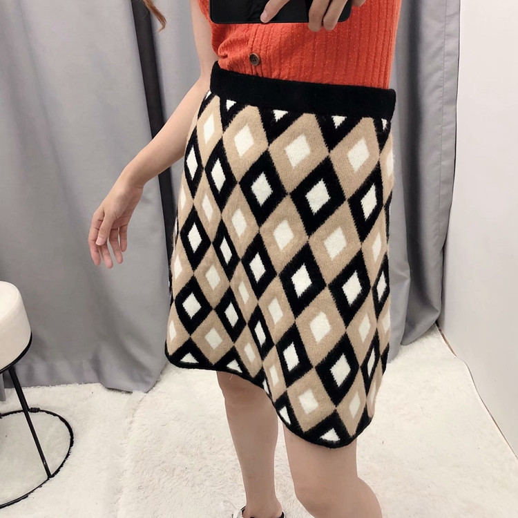 Fusta scurta tricotata cu talie elastica inalta