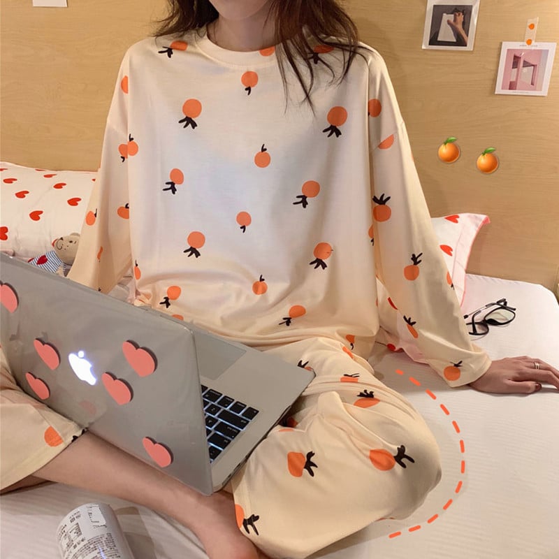 Дамска пижама в светъл цвят 