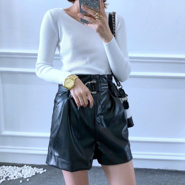 Pantaloni scurți din piele cu talie înaltă și curea neagră