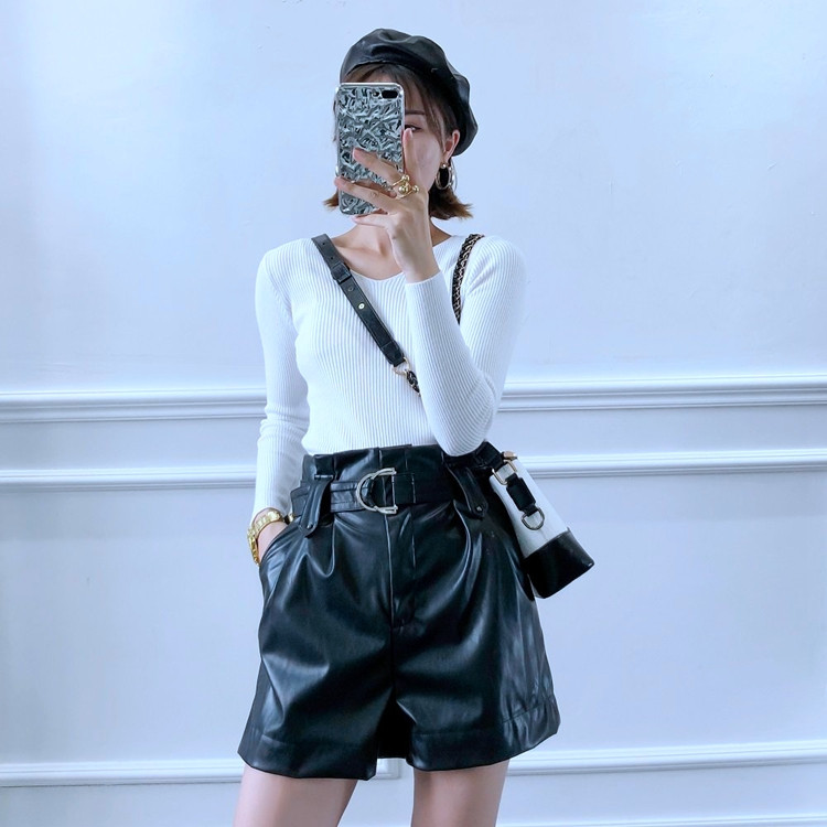 Pantaloni scurți din piele cu talie înaltă și curea neagră
