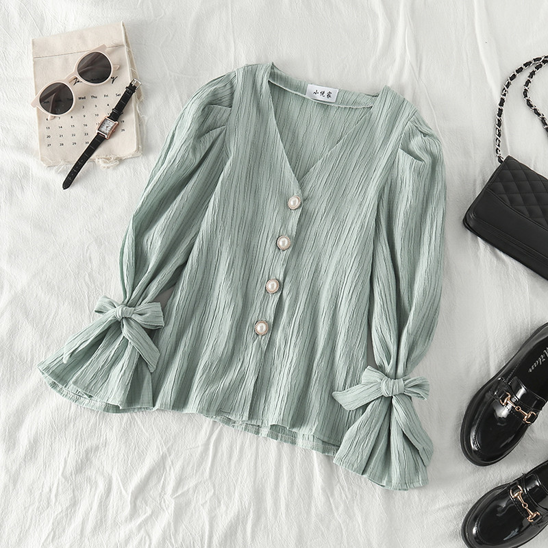 Cămașă modernă de damă cu decolteu în V și panglici pe mâneci