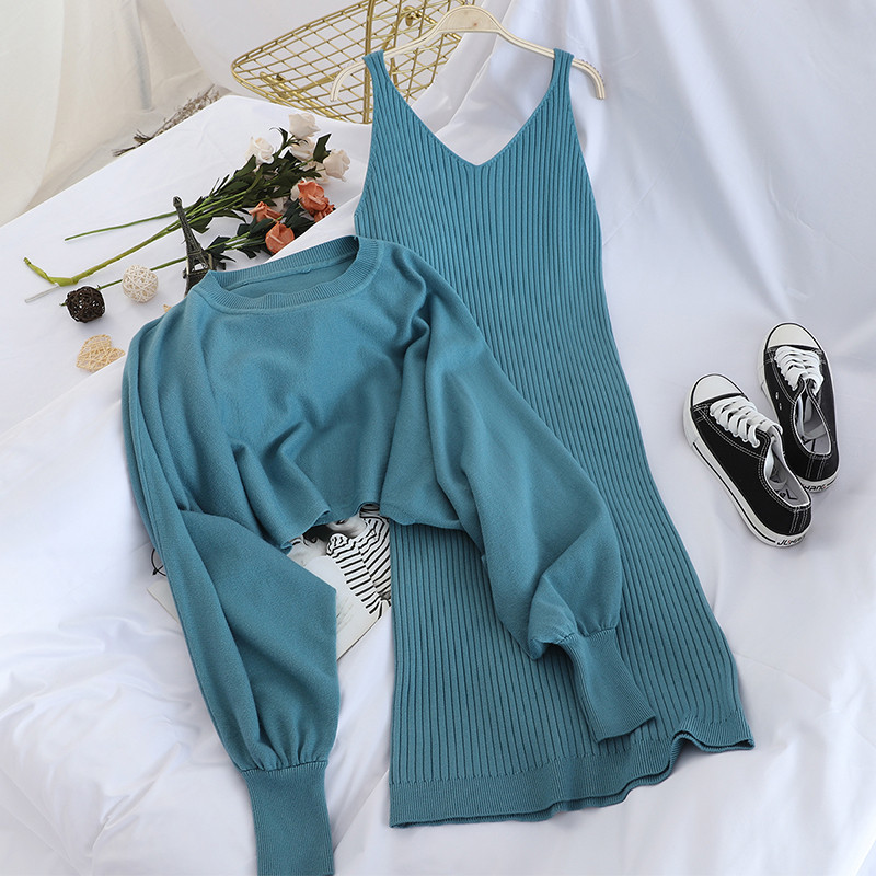 Нов модел актуален дамски комплект от къс пуловер и рокля в няколко цвята