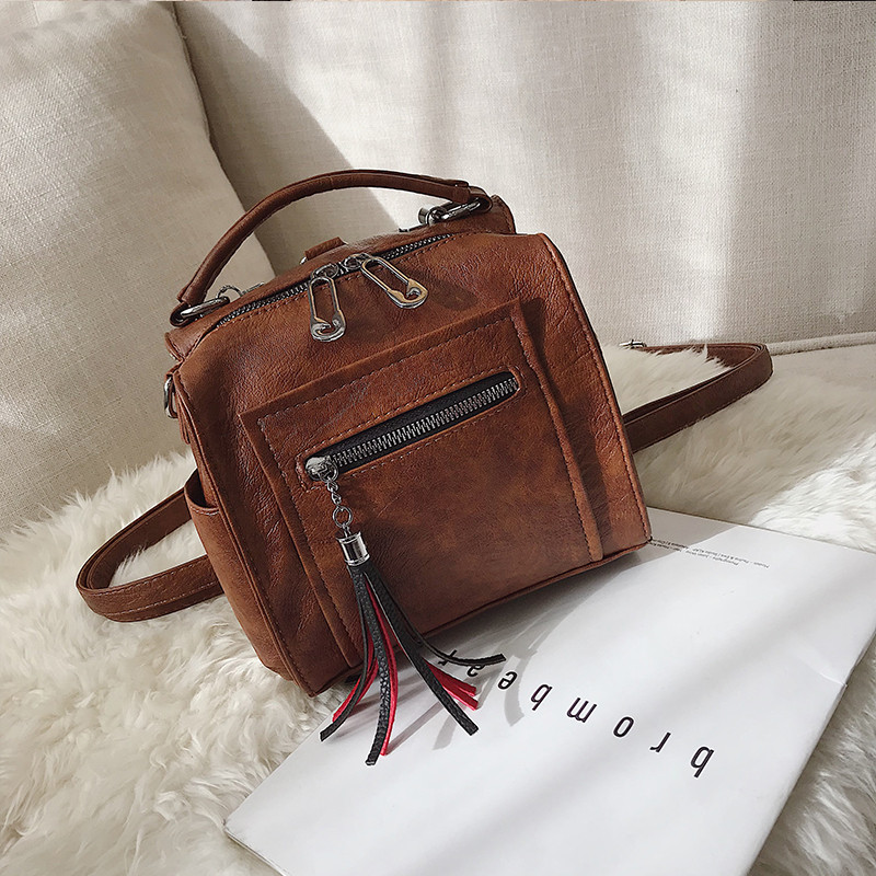 Rucsac de dama cu ciucuri din piele ecologica