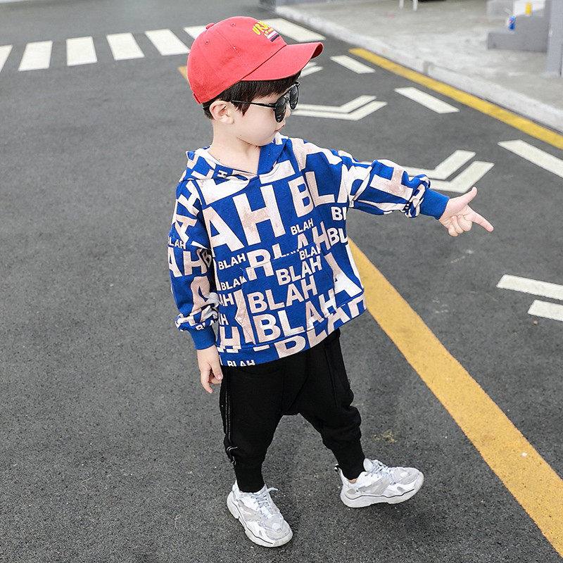 Set modern pentru copii cu buzunare si gluga pentru baieti