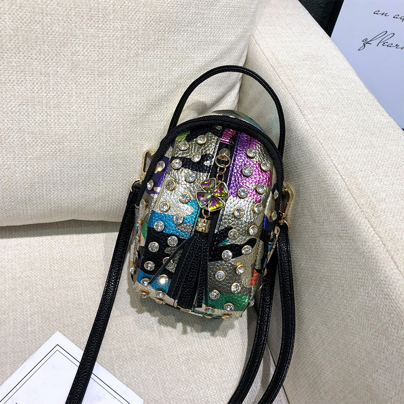 Un rucsac mic de dama cu ciucuri si pietre in doua culori