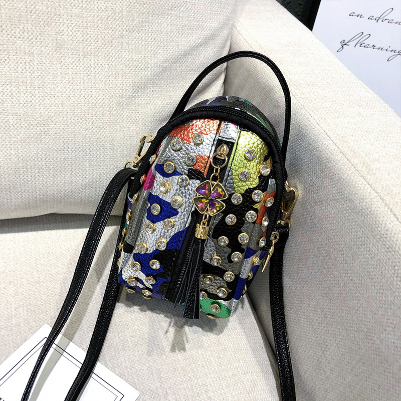 Un rucsac mic de dama cu ciucuri si pietre in doua culori