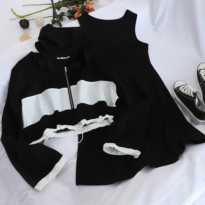 Set sport și casual pentru femei, care include un hanorac și o rochie în negru și gri