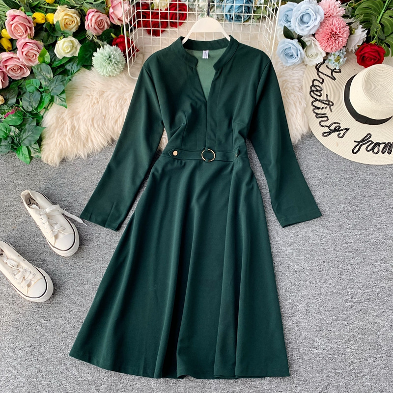 Model modern de rochie de dama cu decolteu spitz in mai multe culori