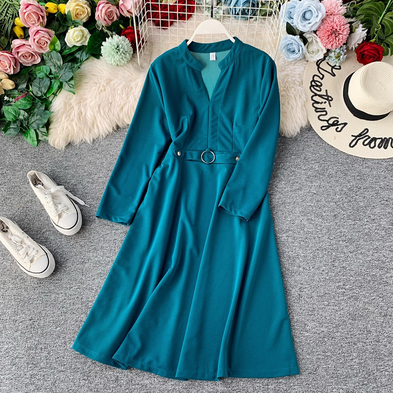 Model modern de rochie de dama cu decolteu spitz in mai multe culori