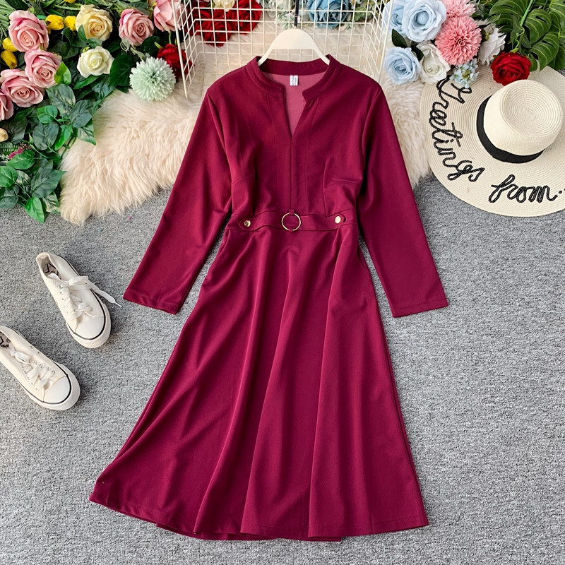 Model modern de rochie de dama cu decolteu spitz in mai multe culori