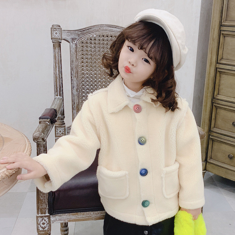 Modern gyerekkabát lányoknak rózsaszín, zöld és bézs színű gombokkal