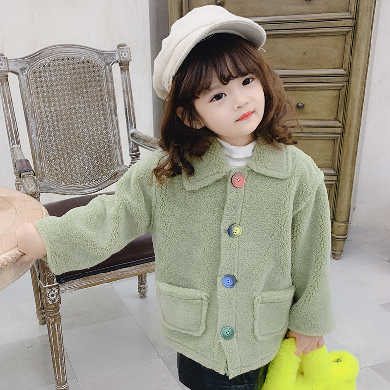 Modern gyerekkabát lányoknak rózsaszín, zöld és bézs színű gombokkal