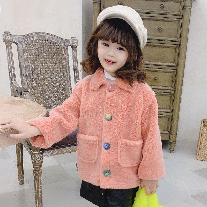 Modern gyerekkabát lányoknak rózsaszín, zöld és bézs színű gombokkal