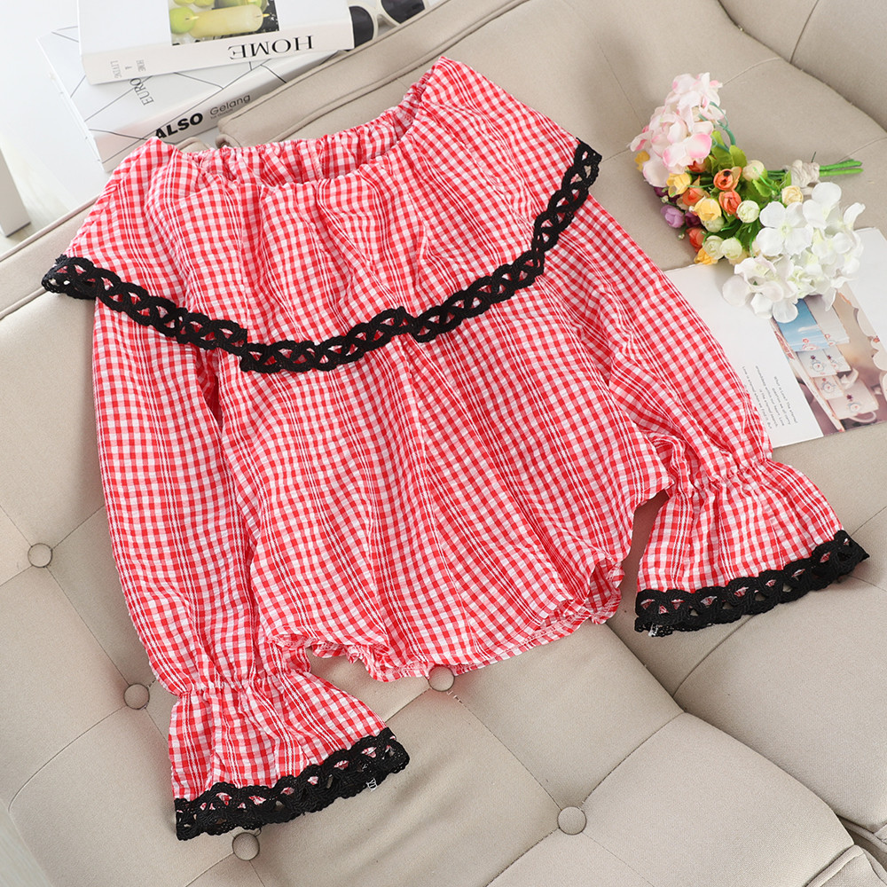 Modern női blúz csipkével, három színben, csupasz vállakkal