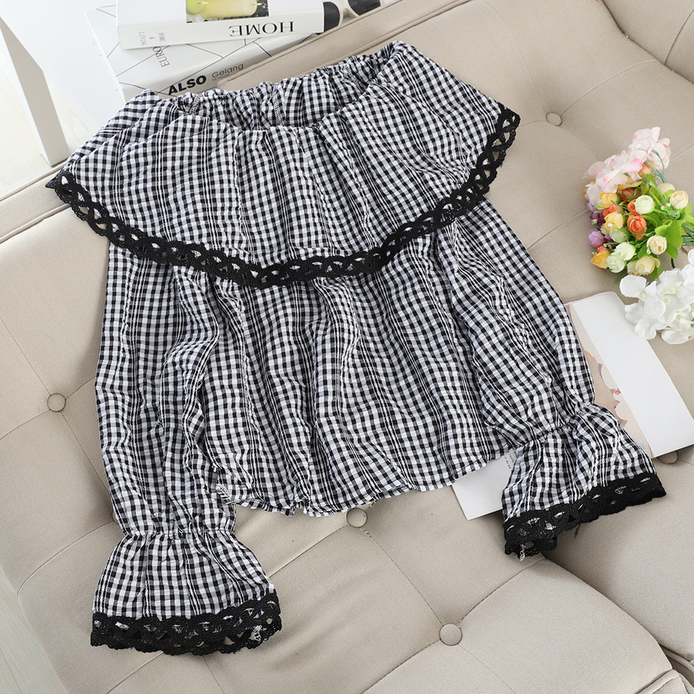 Modern női blúz csipkével, három színben, csupasz vállakkal