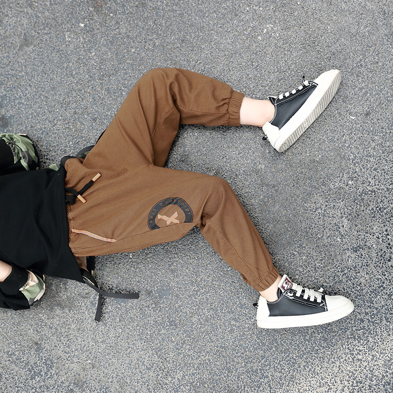 Pantaloni la moda pentru copii in maro si verde cu cravate pentru baieti