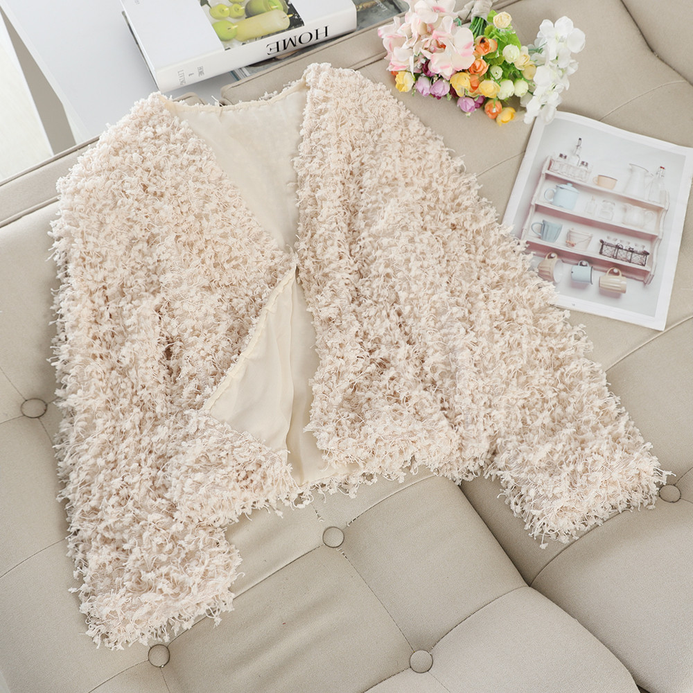 Μοντέρνο γυναικείο παλτό με μακριά μανίκια σε λευκό και μπεζ χρώμα