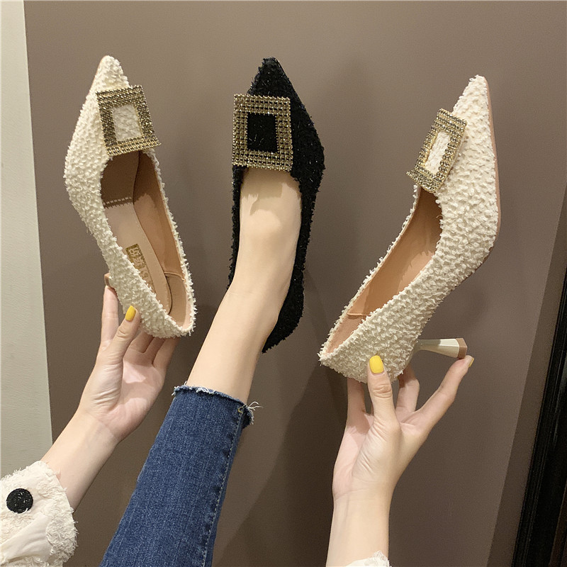 Стилни дамски обувки с метален елемент в два цвята