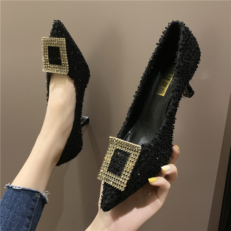 Stílusos női cipő fém elemmel, két színben