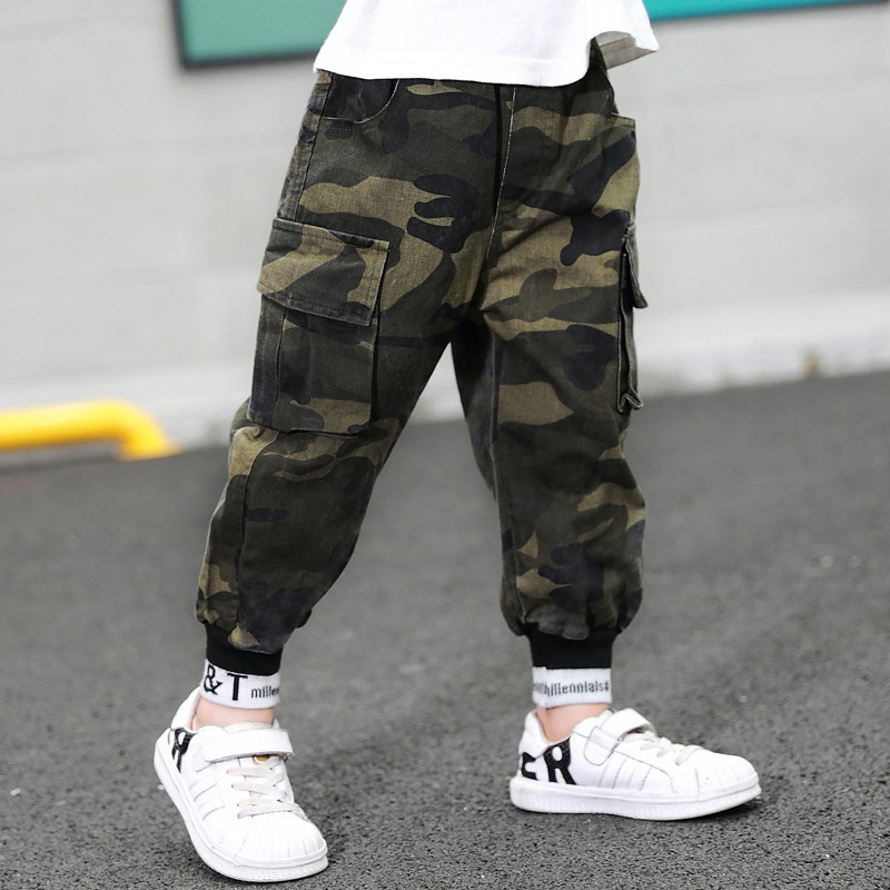Pantaloni de camuflaj pentru copii in doua culori cu buzunare pentru baieti