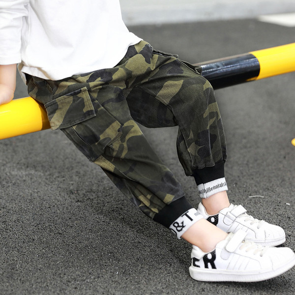Παιδικά καμουφλάζ παντελόνια σε δύο χρώματα με τσέπες για αγόρια
