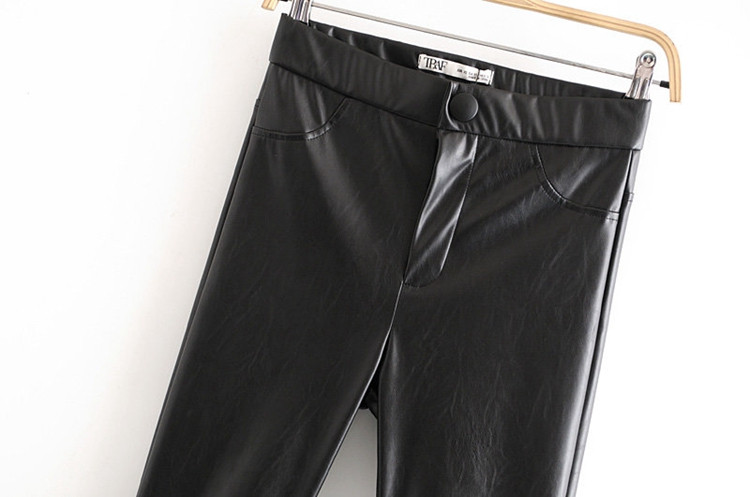 Pantaloni de dama cu lungimea de 7/8 din piele ecologica de culoare neagra