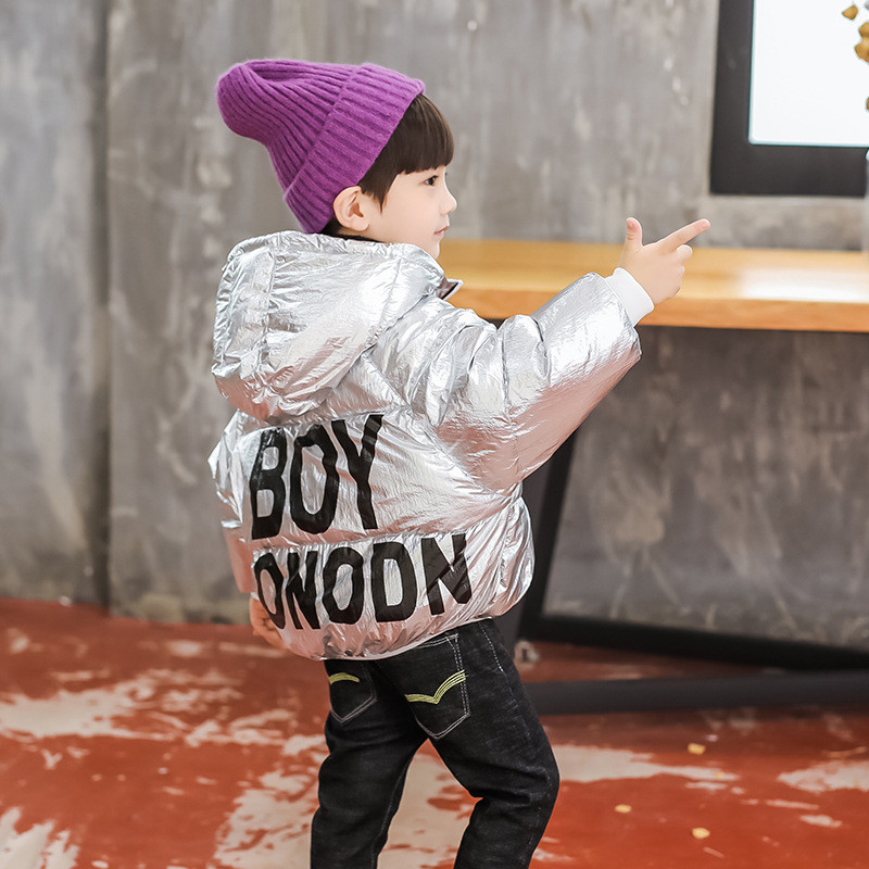 Új modell gyerekkabát fiúknak ezüst és arany színben, rátéttel