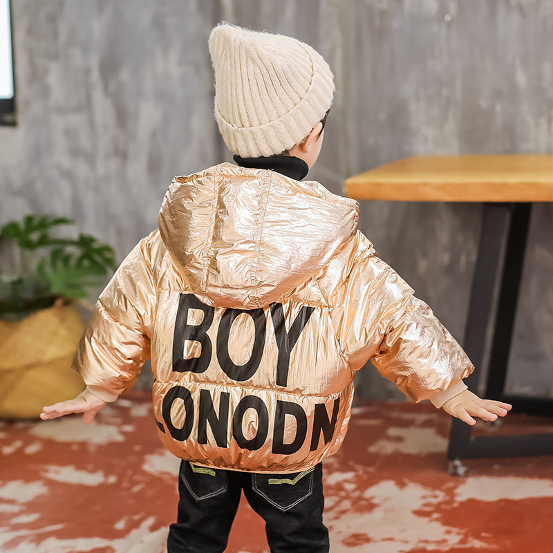 Új modell gyerekkabát fiúknak ezüst és arany színben, rátéttel