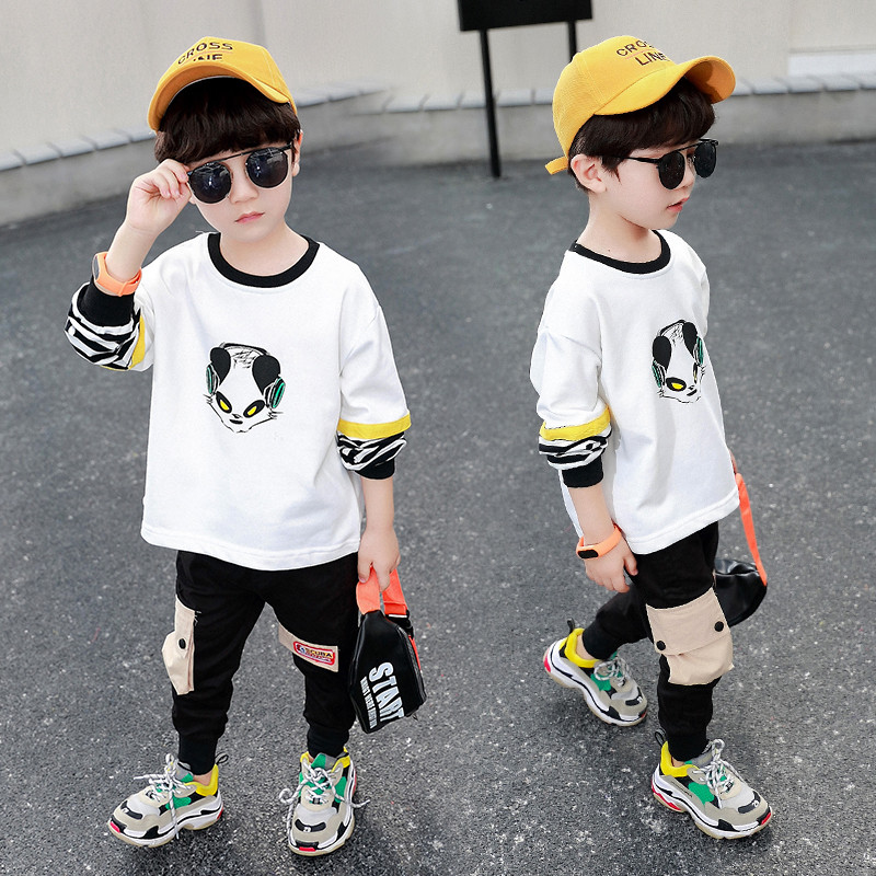 Σύγχρονη παιδική μπλούζα με άσπρη εφαρμογή για αγόρια