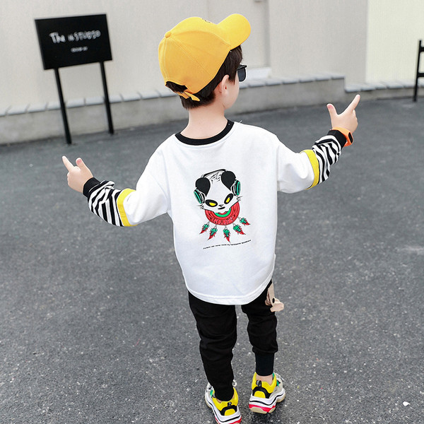 Σύγχρονη παιδική μπλούζα με άσπρη εφαρμογή για αγόρια