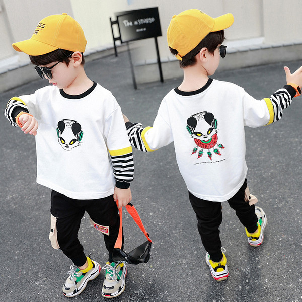 Модерна детска блуза в бял цвят с апликация за момчета