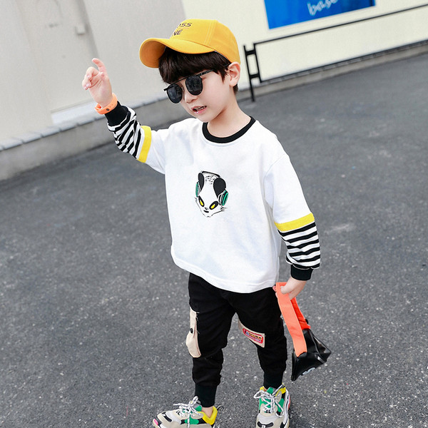 Σύγχρονη παιδική μπλούζα με άσπρη εφαρμογή για αγόρια