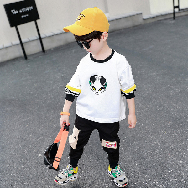 Модерна детска блуза в бял цвят с апликация за момчета