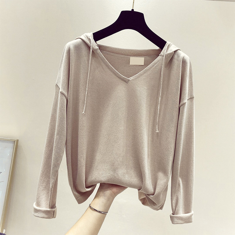 Alkalmi női blúz nyakkendővel és kapucnival