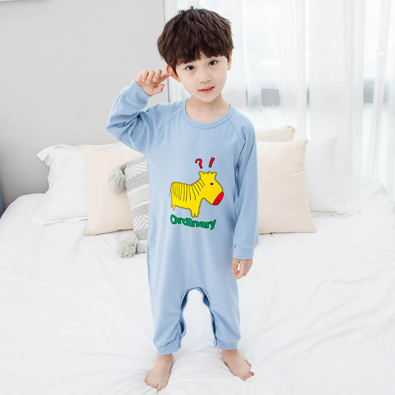 Gyermek pizsama két színben, különböző alkalmazásokkal fiúknak