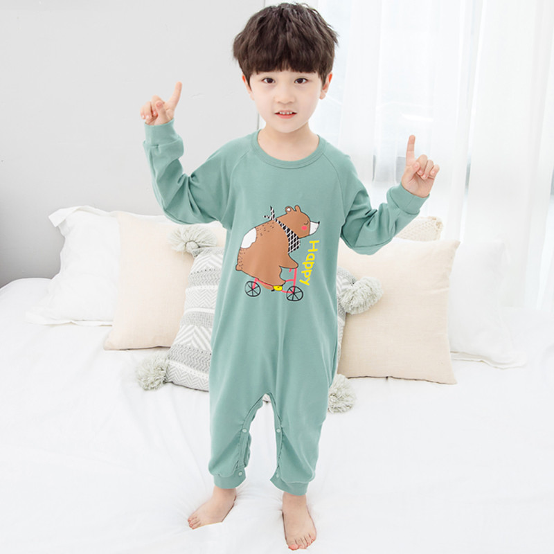 Gyermek pizsama két színben, különböző alkalmazásokkal fiúknak