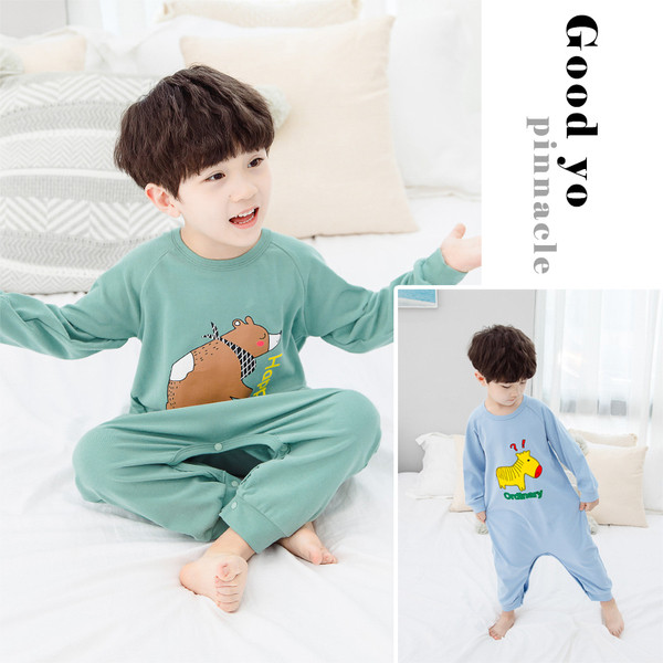 Παιδική πιτζάμα σε δύο χρώματα με διαφορετικές εφαρμογές για αγόρια