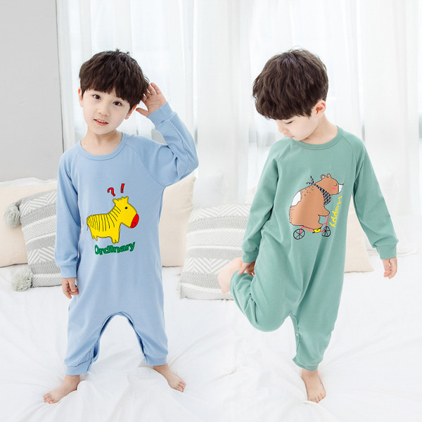 Детска пижама в два цвята с различни апликации за момчета