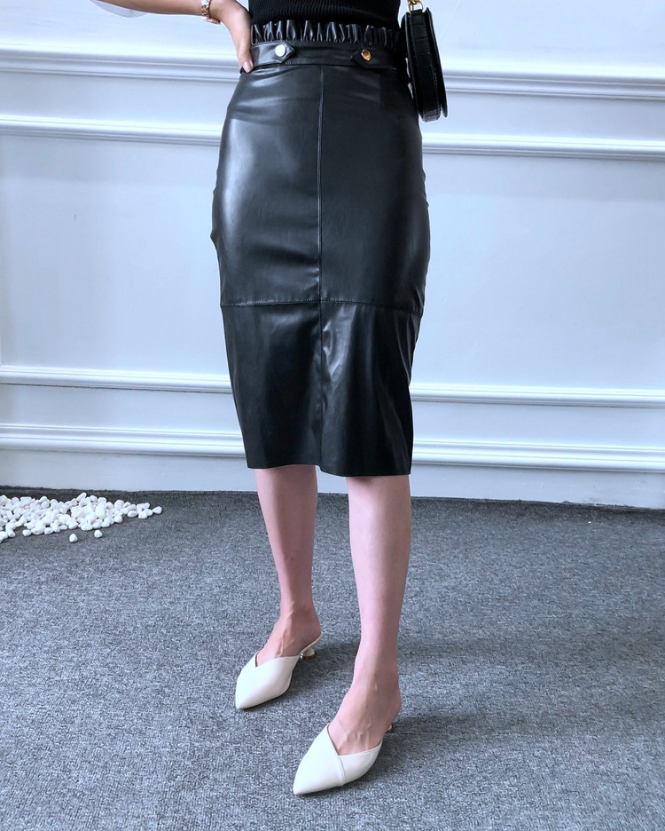 Fusta lunga din imitatie de piele de culoare neagra si talie elastica