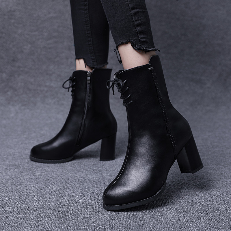 Μοντέρνες γυναικείες μπότες με χοντρό τακούνι σε μαύρο χρώμα