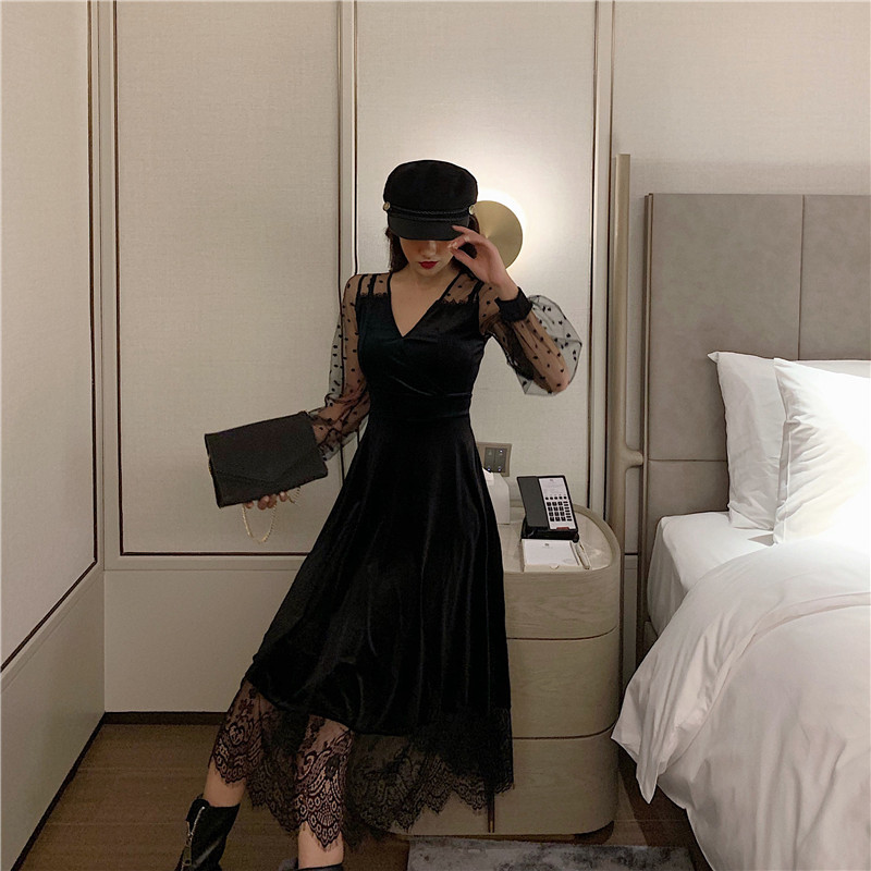 Γυναικείο μακρύ φόρεμα με λαιμόκοψη και δαντέλα σε μαύρο χρώμα