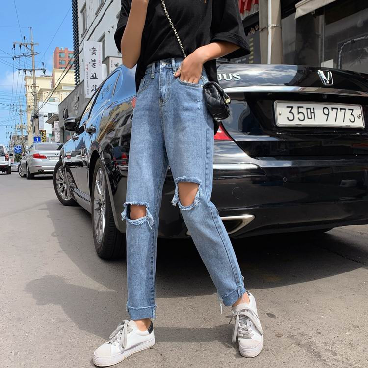 Blugi casual de dama cu motive rupte de culoare deschisa