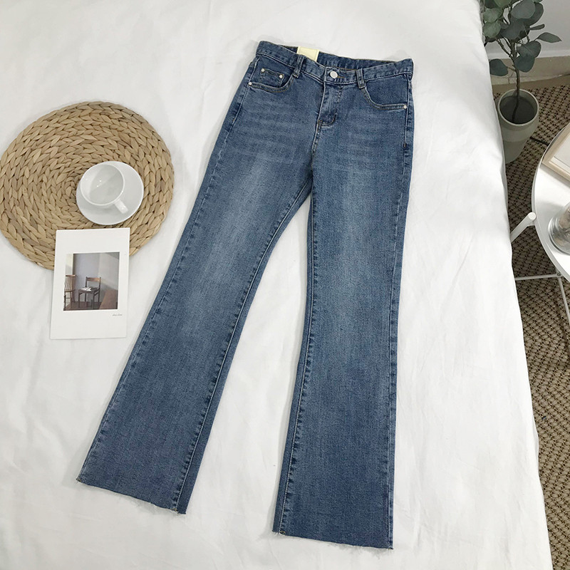 Modern női farmer magas derékkal és kék zsebbel