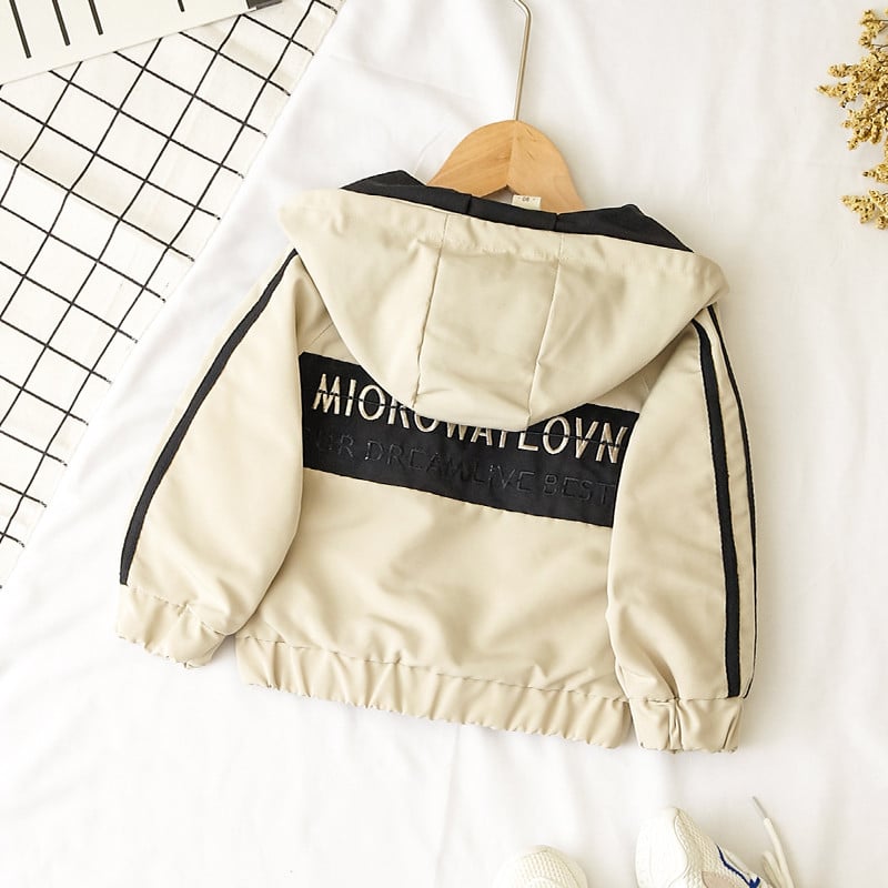 Modern gyerekkabát, két színben feliratos fiúknak