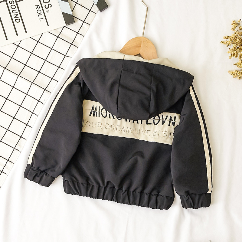 Modern gyerekkabát, két színben feliratos fiúknak